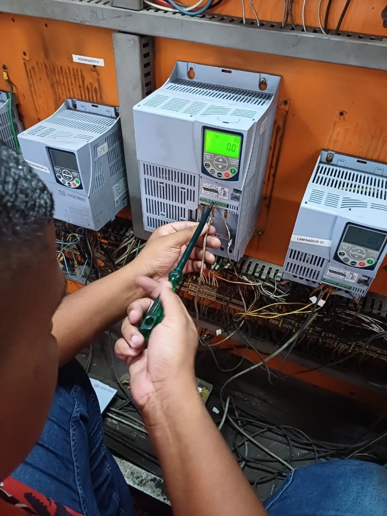 parametrizacao-inversor-frequencia-weg-sp - Eletricista parametrizando inversor de frequência WEG em painel industrial
