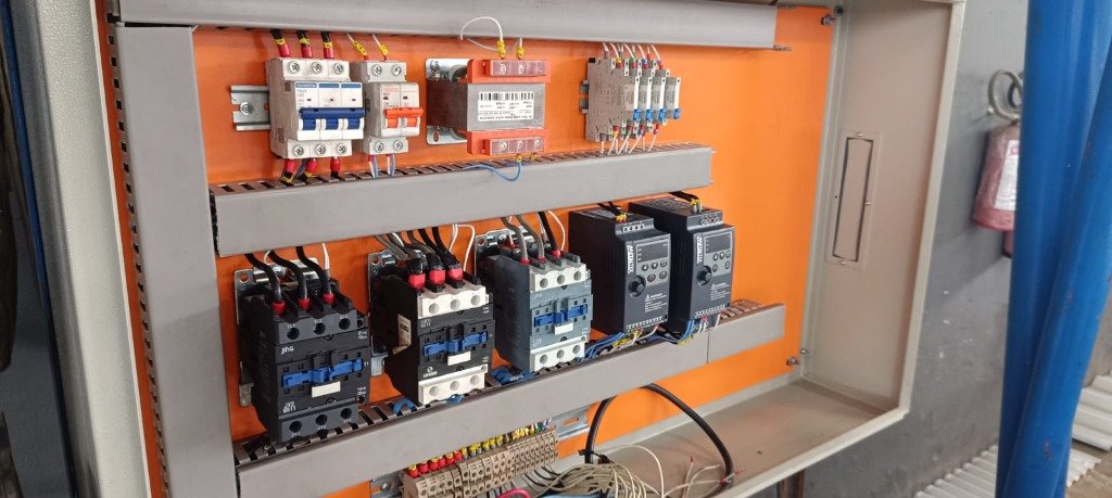 painel-eletrico-industrial-inversores-sp - Montagem de painel industrial com 2 inversores de frequência e contatores